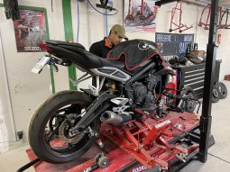 Réparer une moto avec des pièces d'occasion